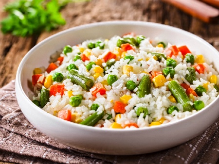 Варен ориз с моркови, царевица и зелен боб за гарнитура - снимка на рецептата